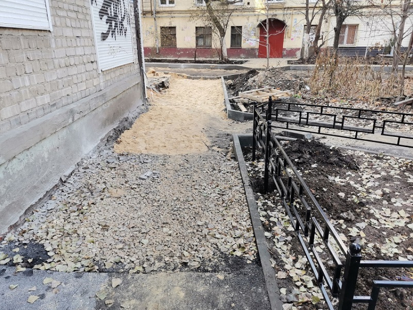 Кадровым голодом объяснили бардак с благоустройством двора в Воронеже 