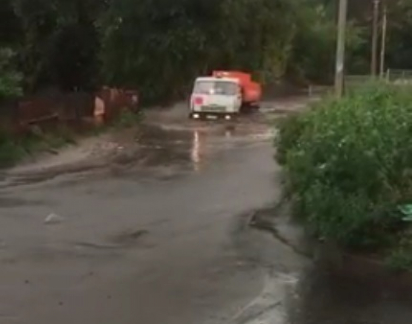 Эпично преодолевающий потоп в Воронеже КамАЗ попал на видео