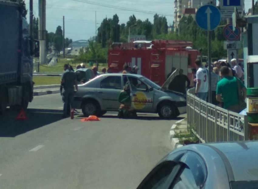 Таксист снес ограждение у Юго-западного рынка в Воронеже