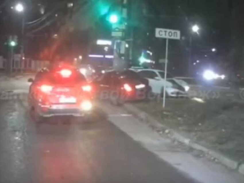 Момент жёсткого тарана машин у «Арены» попал на видео в Воронеже