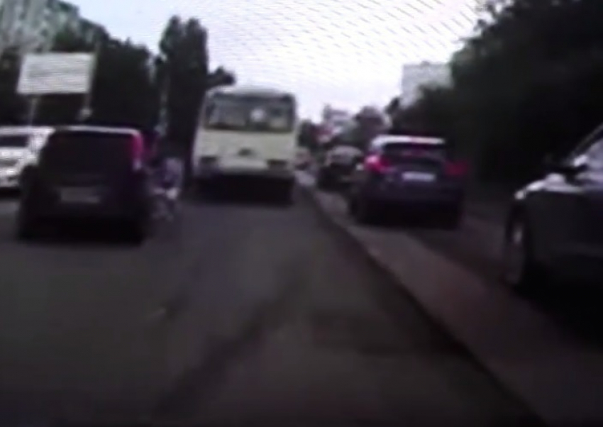 Гоняющий по срезанному асфальту в Воронеже Ford протаранил маршрутку и попал на видео