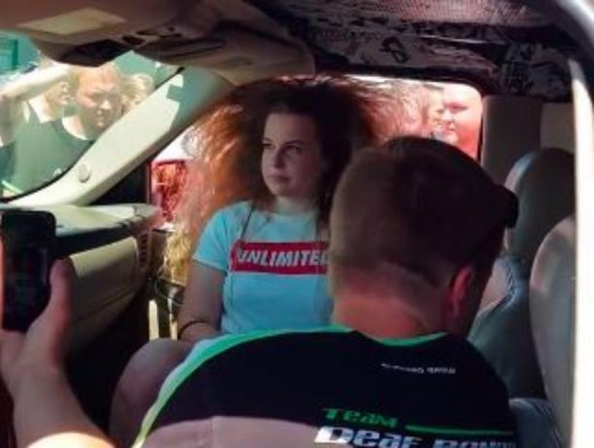 Ставящие волосы дыбом басы в машине показали на видео в Воронеже