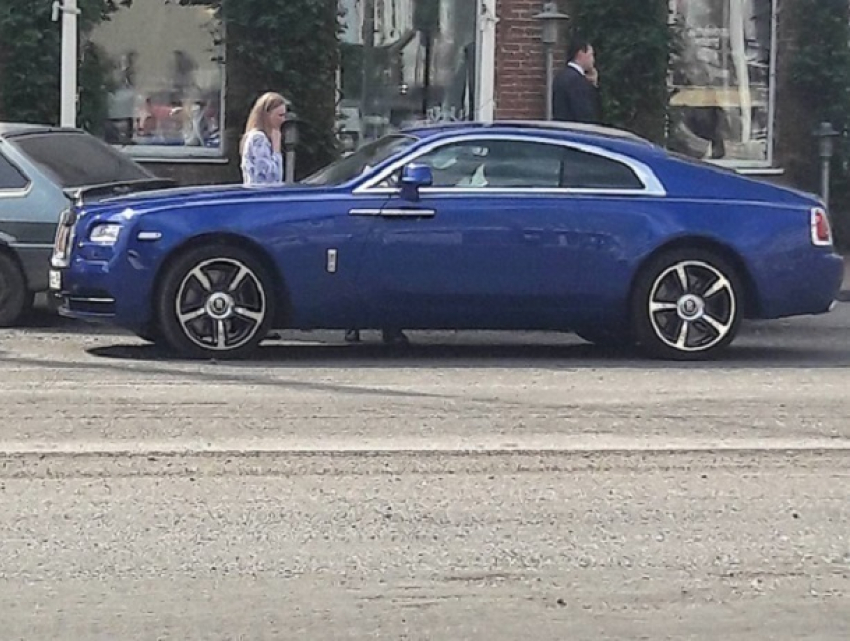 Rolls-Royce за 20 млн рублей, припаркованный на разбитой дороге в Воронеже, удивил горожан 