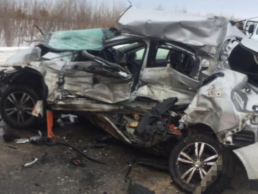 Нарушение ПДД на воронежской трассе привело водительницу к смертельной встрече с КамАЗом 