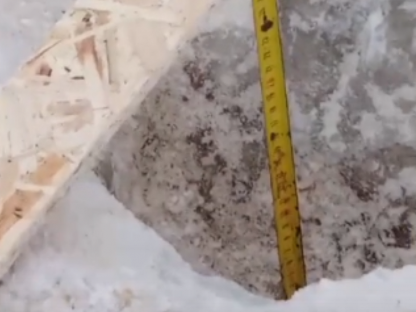 Воронежцы выступили против ремонта дороги, утопающей под 28-сантиметровым слоем льда