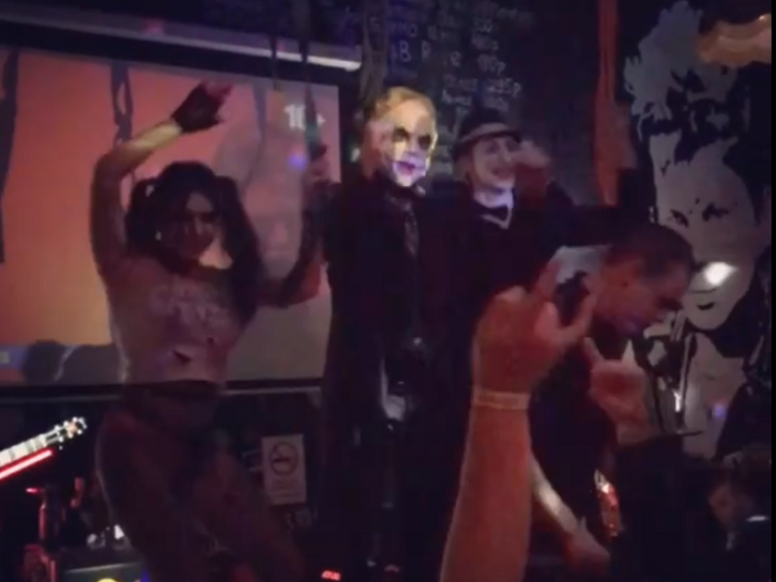 Соблазнительная Харли Квин и Джокер захватили танцем бар в Воронеже