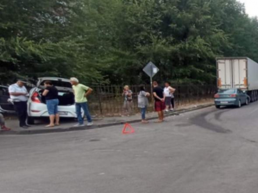 Въезд в забор и столкновение с грузовиком: массовое ДТП спровоцировал водитель в Воронеже
