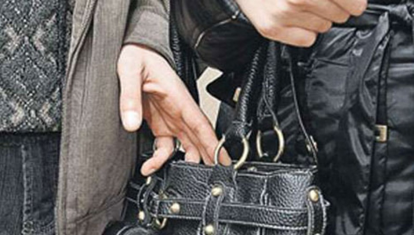 В Воронеже на 9 Января в маршрутке у женщины вытащили кошелек