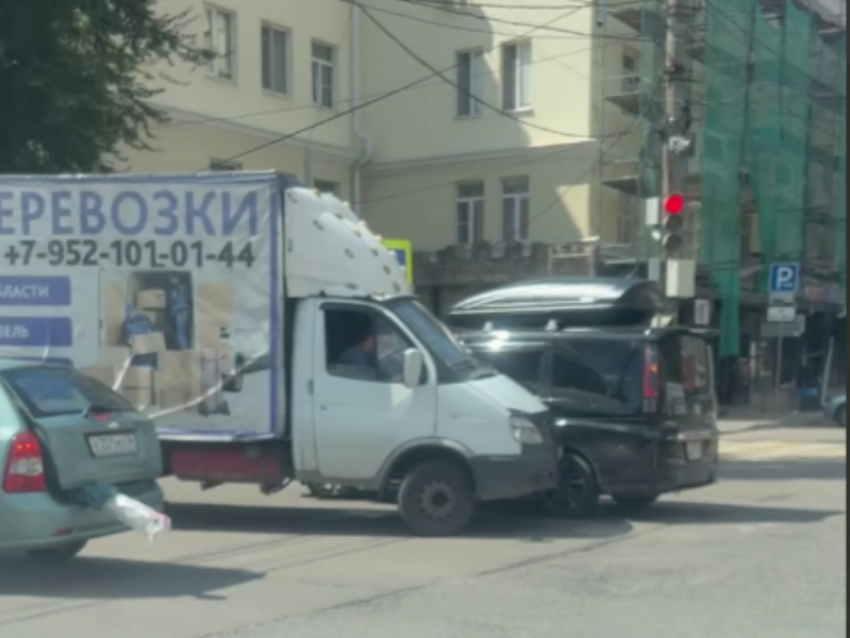 Хаос и коллапс на воронежской дороге показали на видео