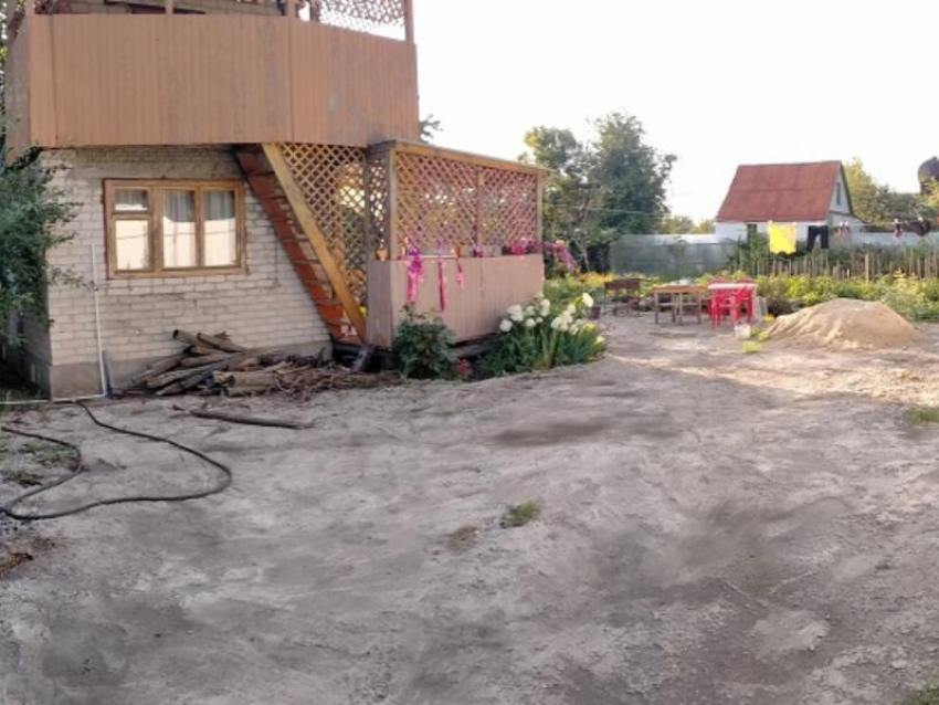 Текущая труба на границе участков женщин стала причиной их кровавой распри в Воронеже 
