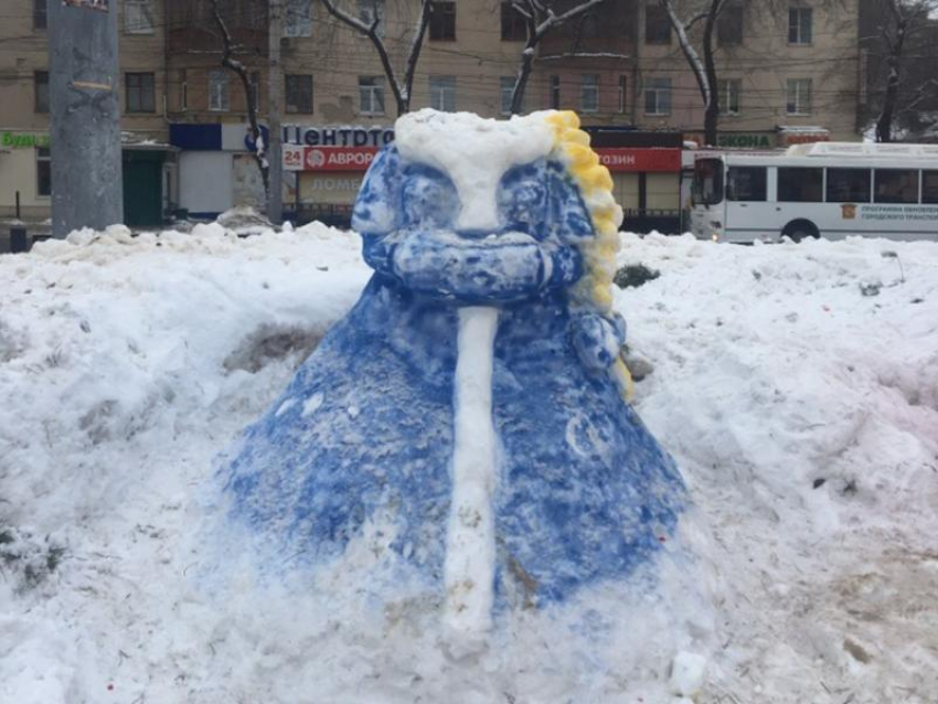 Ледяной Снегурочке снесло башню от веселья в Воронеже