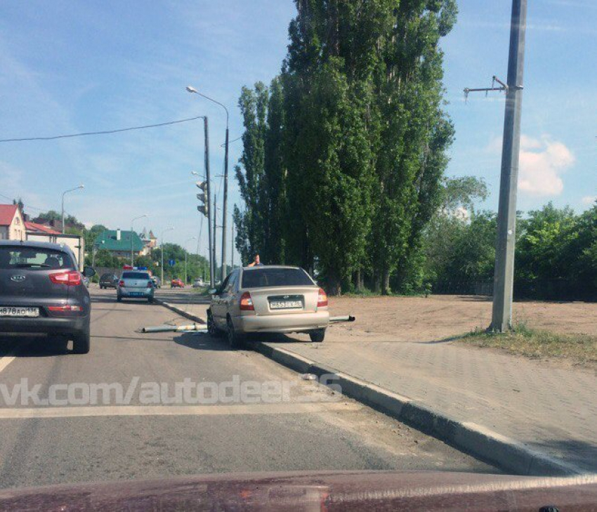 На набережной Массалитинова в Воронеже «Хенде» снес светофор
