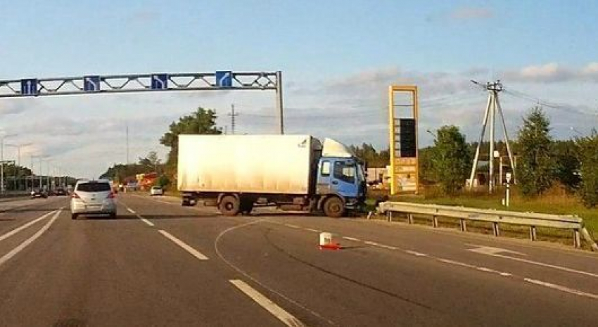 Под Воронежем на съезде с развязки фургон протаранил ограждение