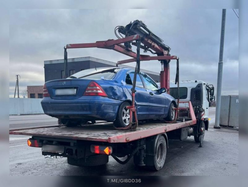 Необычного коллекционера на Mercedes поймали в Воронежской области 