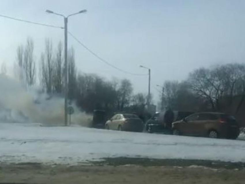 Пылающая на Северном мосту Mazda попала на видео в Воронеже