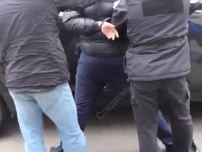 Опубликовано видео задержания высокопоставленного полицейского в Воронеже