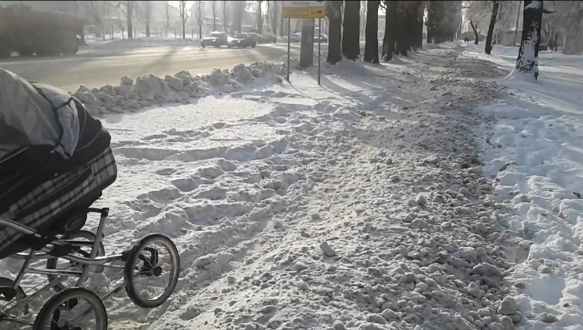 На примере матери с коляской показали, как в Воронеже убирают тротуары