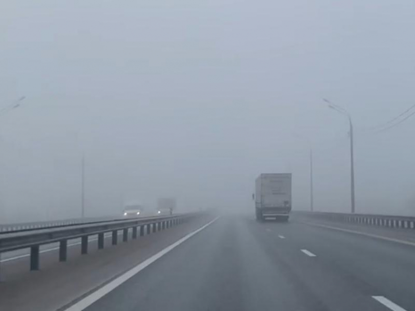Непроглядный туман на трассе М-4 предсказал ухудшение погоды в Воронежской области