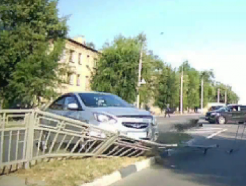 Девушка с ребенком на иномарке протаранила забор в Воронеже