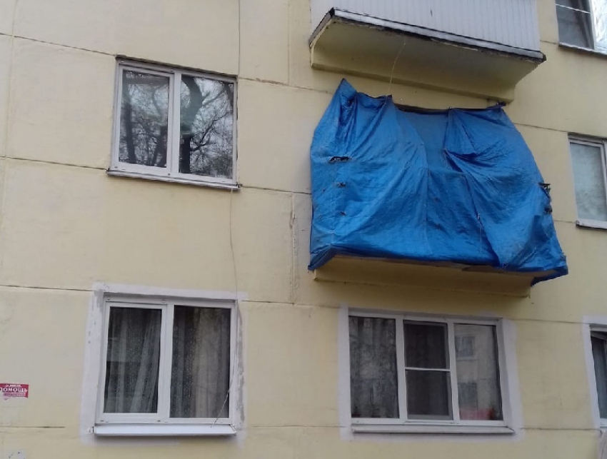 Способ отгородиться от всего мира показали на примере балкона в Воронеже