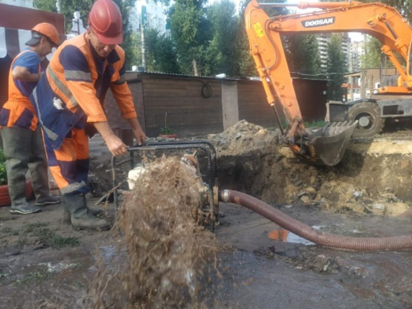 Десятки домов остались без воды после прорыва на мини-рынке в Воронеже 