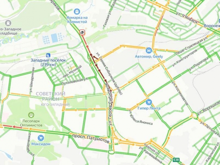 Воронежцы застряли в 2-километровой пробке на улице Героев Сибиряков