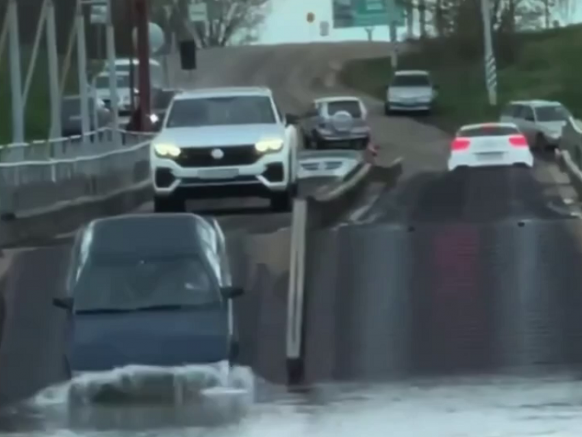 В полосу экстремальных препятствий превратился понтонный мост в воронежском Шилово