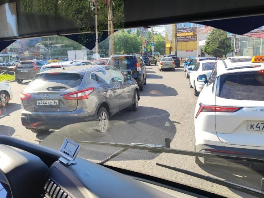 Безжалостные утренние пробки сковали Московский проспект в Воронеже 