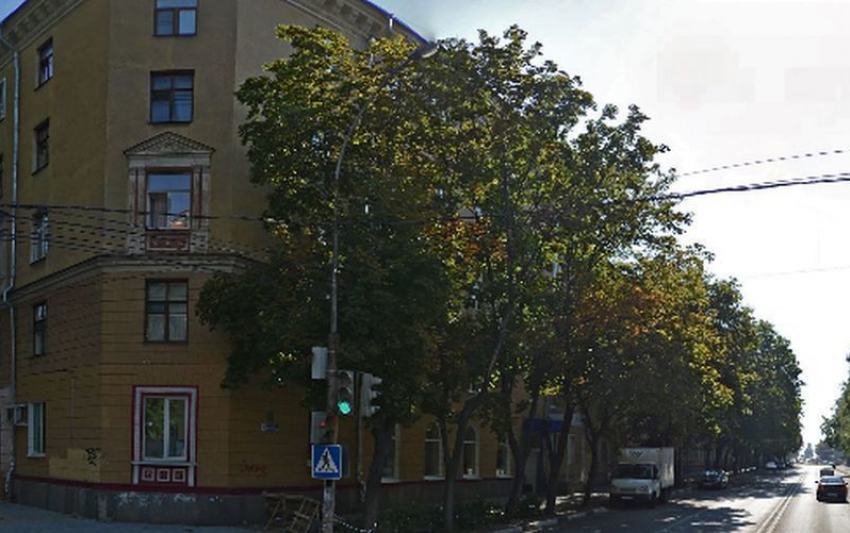 В центре Воронежа автомобиль зажало автоматическими железными воротами