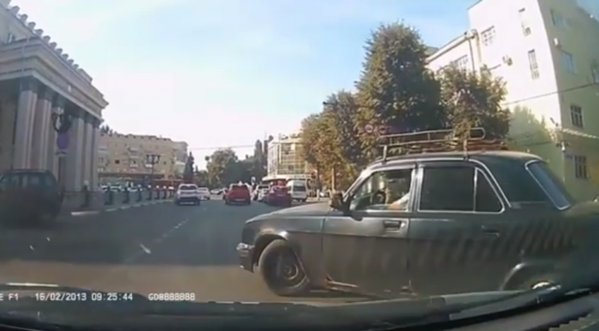 Небрежный поворот нарушителя на «Волге» сняли в центре Воронежа 