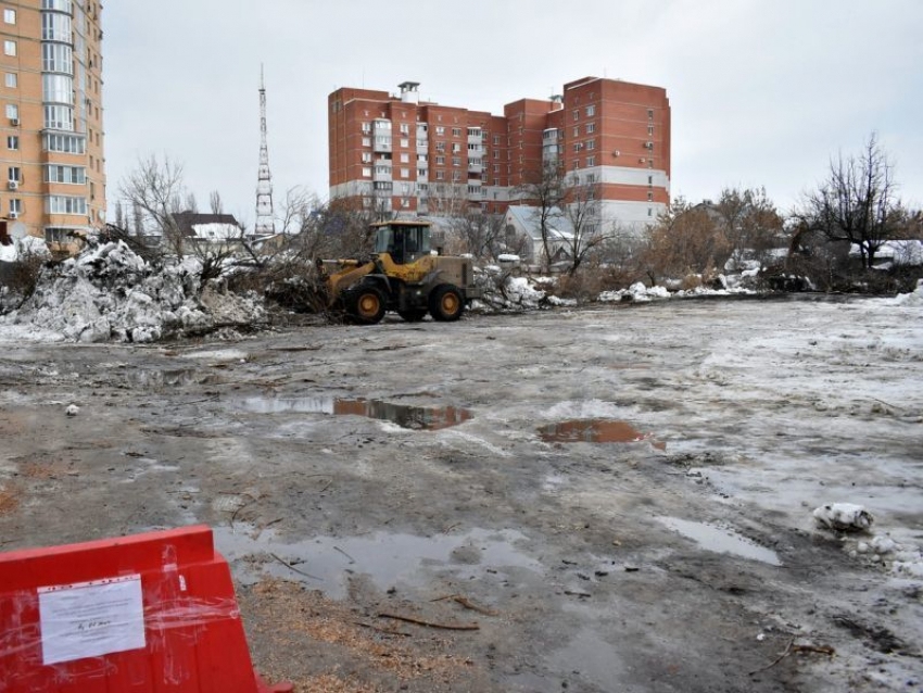 На месте старинной школы в Воронеже начали обустраивать сквер