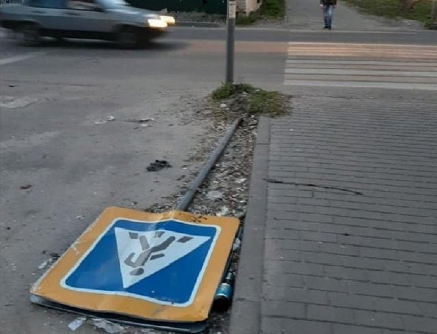 Дорожный знак стал жертвой выходных в Воронеже 
