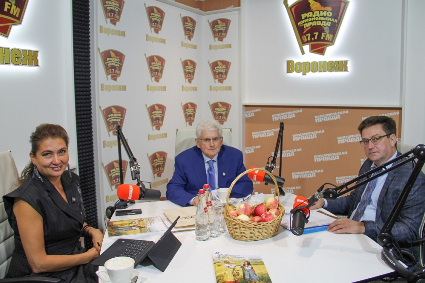 Директор Нововоронежской АЭС угостил участников презентации экологического отчета яблоками из своего сада