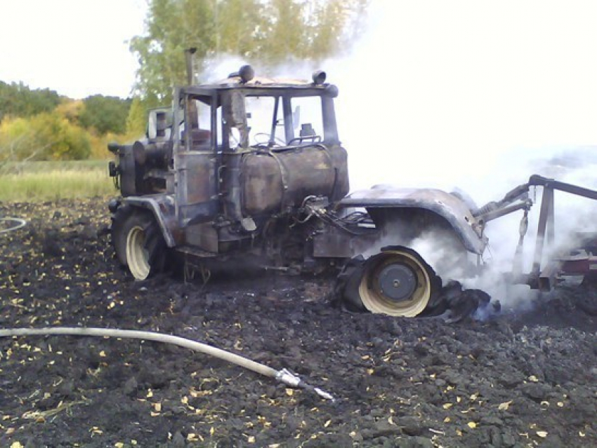 В Воронежской области возле автодороги сгорел трактор