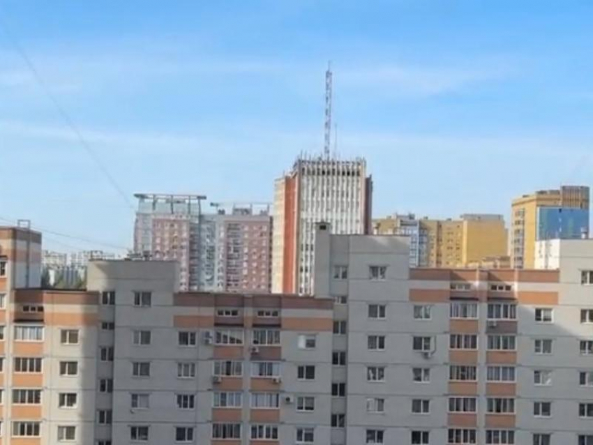 На крыше городских домов. ЖК 21 век Краснодар. Омск многоэтажки. Фото крыши дома многоэтажки.