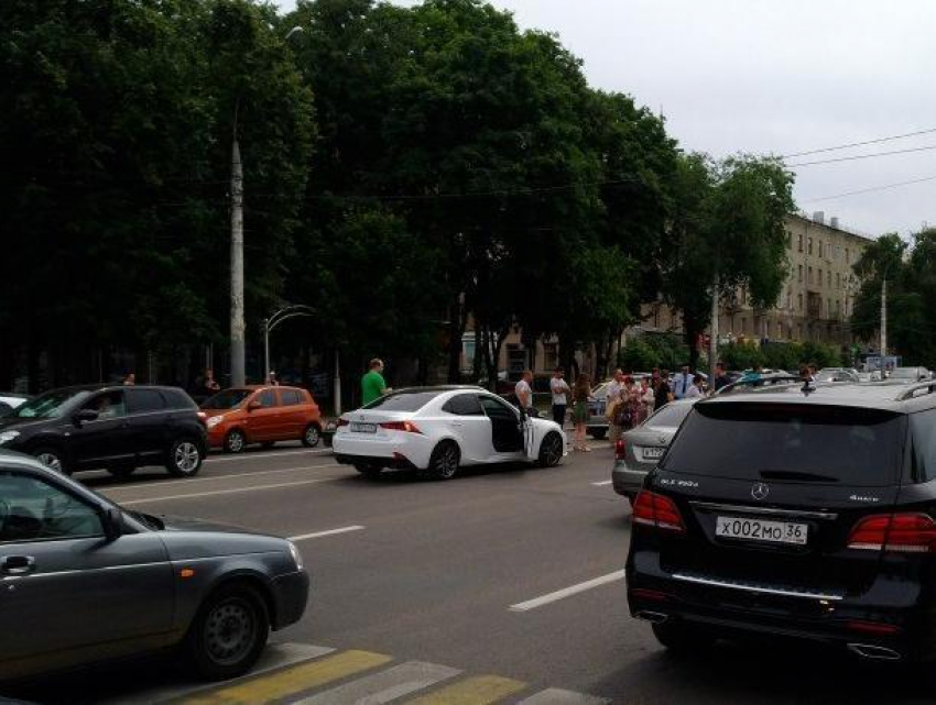 Водитель Lexus снял номера, сбив пешехода на зебре в Воронеже