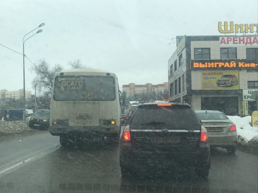 Из-за поломки автобуса окружная в Воронеже встала в пробку 