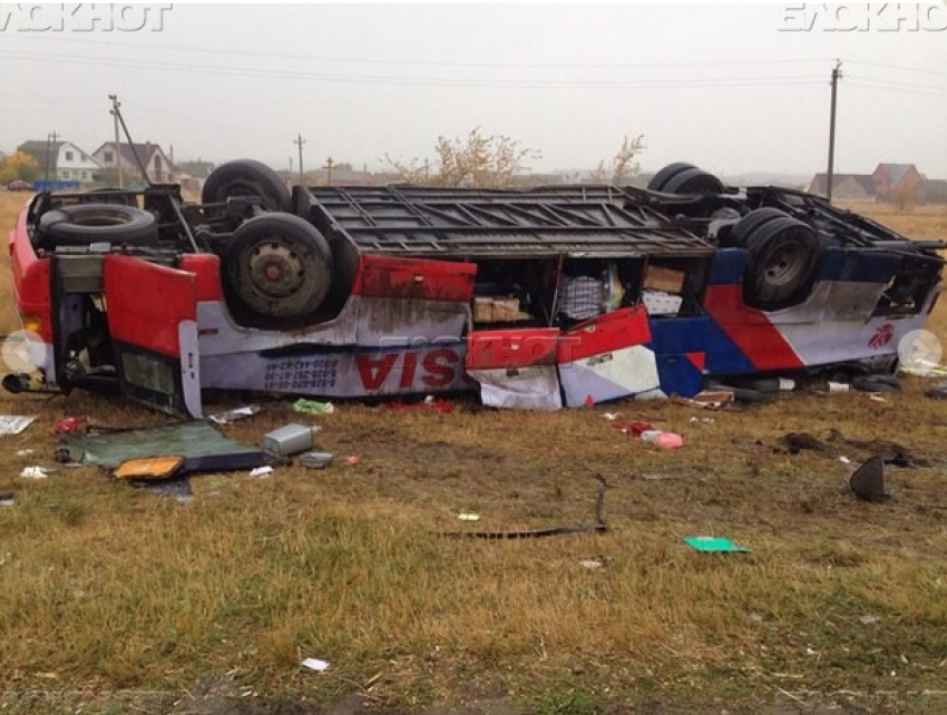 В перевернутом автобусе в Ростовской области пострадала жительница Воронежской области
