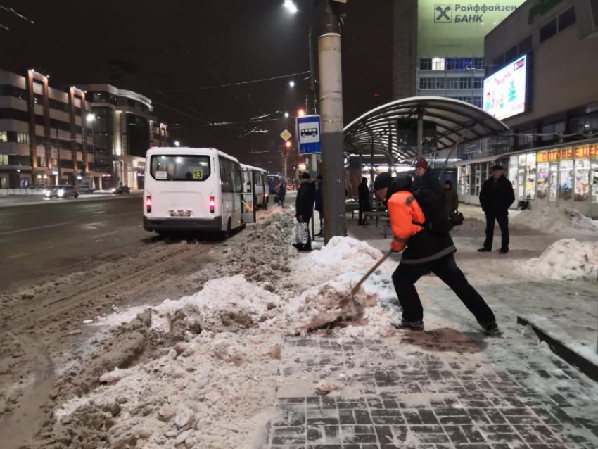 357 человек вручную убирали последствия снегопада в Воронеже 