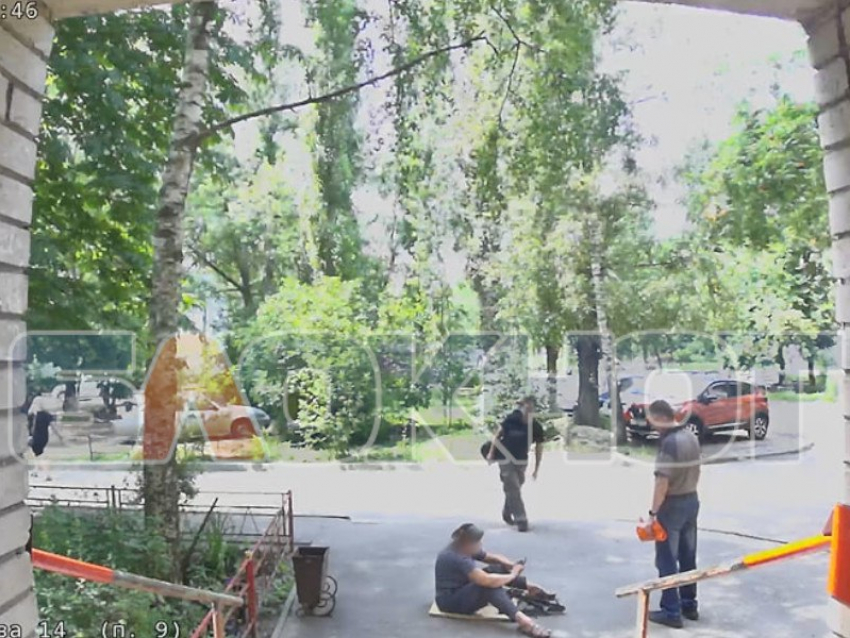 Воронежцы сообщили о женщине с взведенным арбалетом у жилого дома 