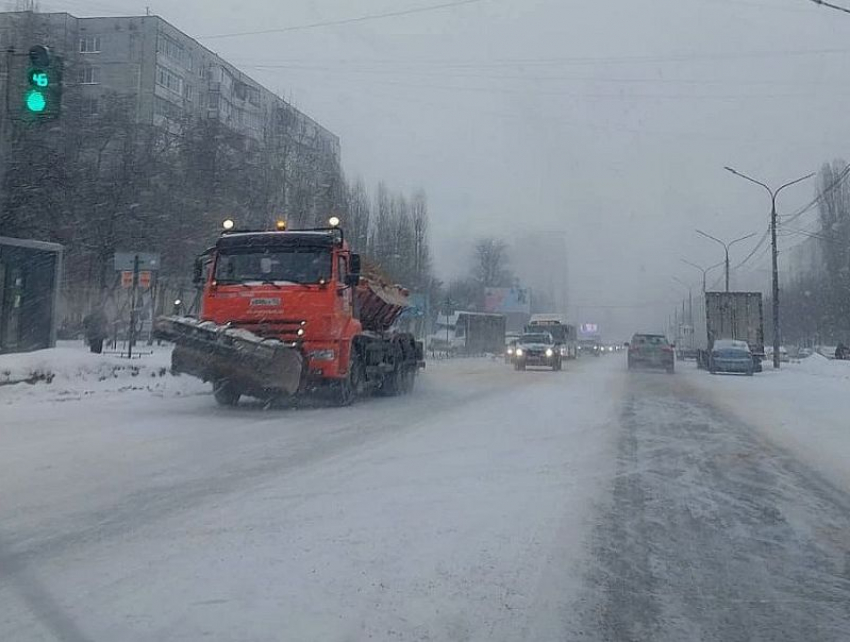 Специальные реагенты пустили на борьбу с гололедом на дорогах Воронежа