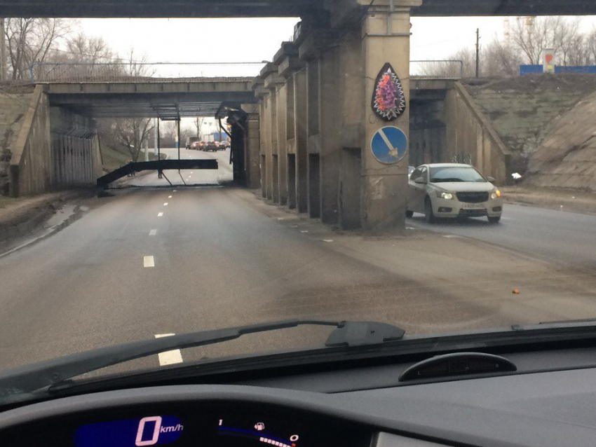 На дорогу в Воронеже рухнула часть моста 