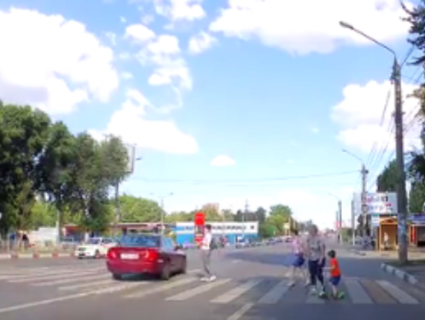 Дерзкую езду иномарки на красный сняли на видео в Воронеже