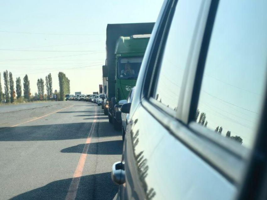 Автомобилисты застряли в заторе в Воронежской области - опубликовано видео