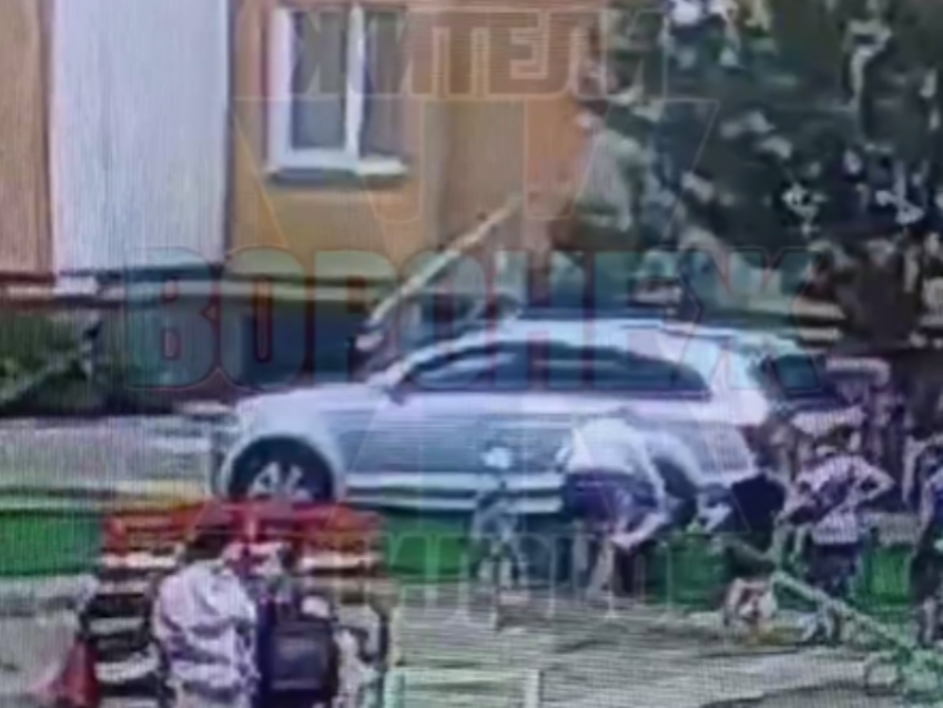Драка между мамами на детской площадке попала на видео в Воронеже
