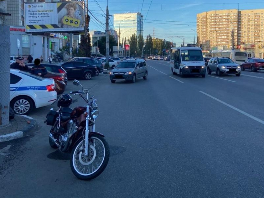 Байкер влетел сразу в две машины и попал в больницу в Воронеже