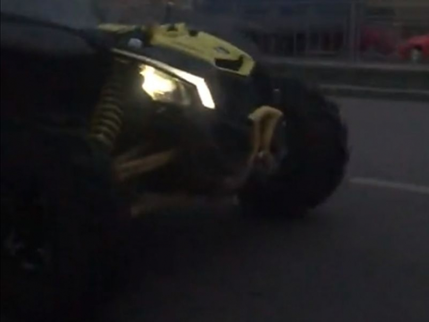 На видео попало, как зимой по Воронежу разъезжают на летнем квадроцикле