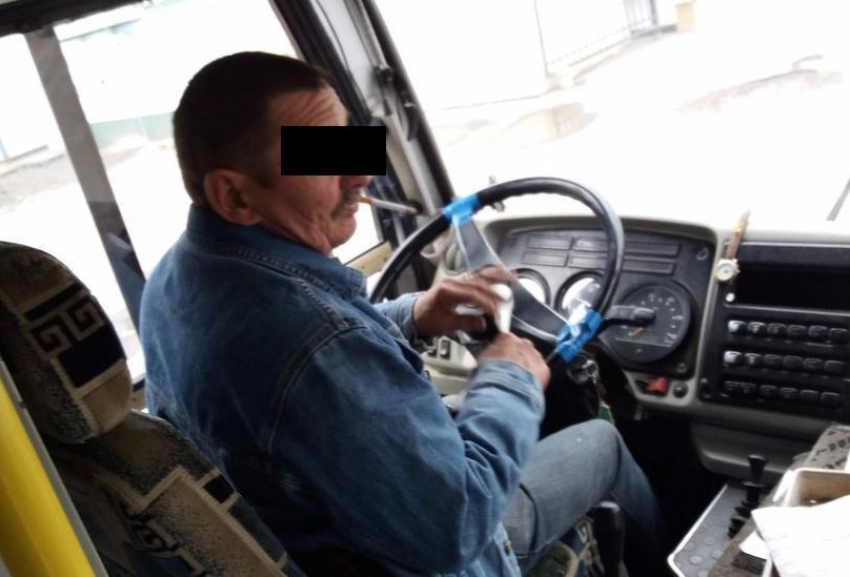 «Без дозы жить не могут?» - воронежцы пожаловались на курящего в салоне водителя автобуса