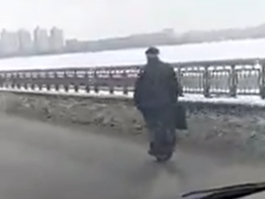 Бесстрашное преодоление моста пожилым воронежцем сняли на видео