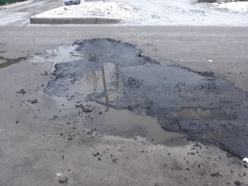 Дорожники положили новый асфальт в лужи в Воронеже